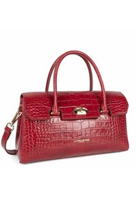Sac à main en cuir synthétique imitation crocodile rouge avec deux poignées supérieures, quincaillerie dorée, fermeture par rabat et bandoulière réglable. Texture et éclat remarquables.
