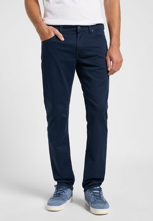 Chino blu navy realizzati in morbido cotone misto, slim fit, con tasche frontali, chiusura con bottone e una texture liscia.