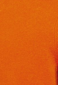 Oranger Baumwollstoff mit glatter Textur, der eine gleichmäßige Farbe und feine Rippung aufweist. Keine Muster oder bemerkenswerten Details sichtbar.