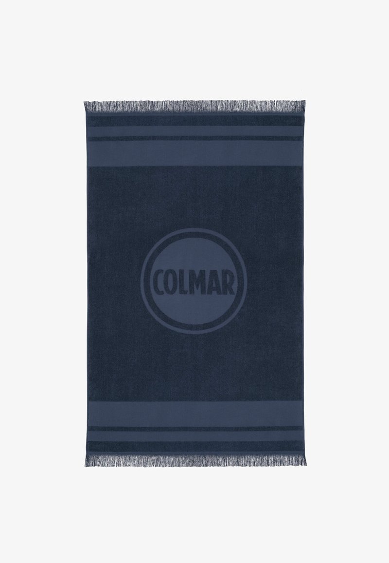 Asciugamano blu navy con bordi frangiati, caratterizzato da un logo circolare "COLMAR" al centro e due strisce orizzontali vicino al fondo. Texture morbida.
