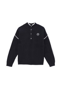 Granatowy sweter z ribbanym splotem, z wysokim kołnierzem, zapięciem na trzy guziki, białymi paskami akcentującymi oraz okrągłą naszywką z logo na klatce piersiowej.