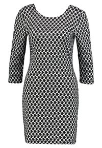 Czarna i biała sukienka w geometryczny wzór, z dekoltem w serek i rękawami o długości 3/4, dopasowany krój i miękki, elastyczny materiał.