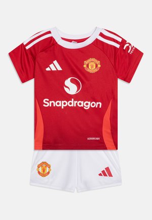 Rotes Manchester United Trikot mit weißen Shorts. Mit weißen Streifen, Logo und Sponsoren-Graphics versehen. Hergestellt aus leichtem, atmungsaktivem Material.