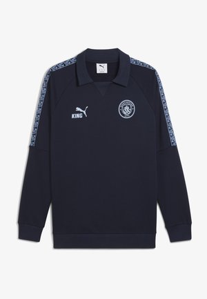 Polo de manga larga azul marino con cuello, logo de PUMA, escudo del Manchester City y paneles laterales estampados. Hecho de tejido suave y transpirable.