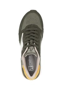 Chaussure de sport vert olive avec une accentuation blanche, textures en daim et en maille, bout rond, design à lacets, dotée de perforations ventilées et d'une semelle en caoutchouc.