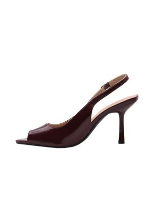 Scarpa con tacco a spillo slingback in pelle marrone scuro con punta aperta su sfondo bianco.