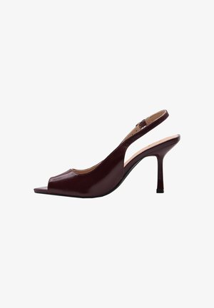 Scarpa con tacco a spillo slingback in pelle marrone scuro con punta aperta su sfondo bianco.
