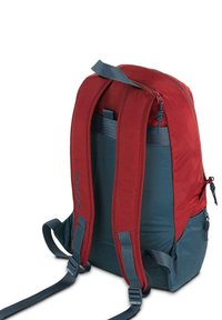 Mochila roja y azul con correas acolchadas ajustables, un compartimento principal con cremallera y bolsillos laterales. Fabricada en un tejido duradero.