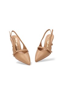 Zapatos de tacón slingback de cuero nude con punta afilada, correas en el tobillo ajustables y un tacón delgado. Textura suave con un ligero brillo.