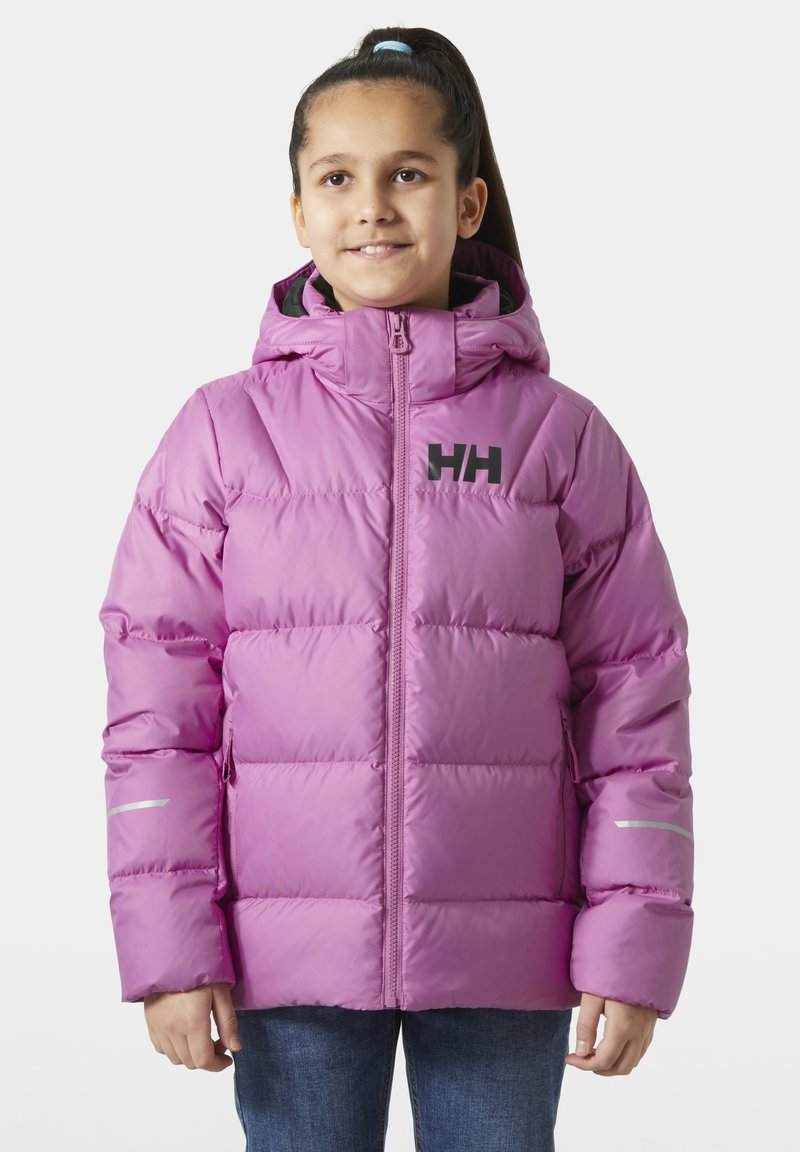 Růžová péřová bunda s kapucí, se zipovým zapínáním, horizontálním prošívaným vzorem a reflexními akcenty na rukávech. Logo na hrudi.