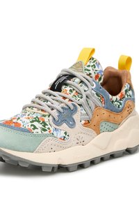 Zapatillas multicolores hechas de tela floral, ante y malla. Presentan una suela de goma gris, un cuello acolchado y una pestaña amarilla.