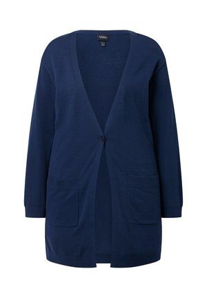 Granatowy kardigan na długi rękaw z jednym guzikiem zapinającym i dwoma przednimi kieszeniami, wykonany z miękkiej dzianinowej tkaniny.