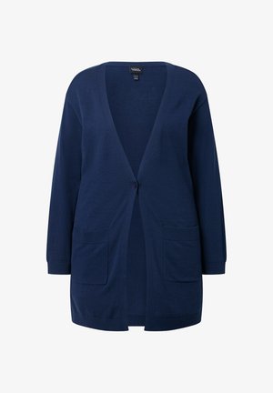 Granatowy kardigan na długi rękaw z jednym guzikiem zapinającym i dwoma przednimi kieszeniami, wykonany z miękkiej dzianinowej tkaniny.