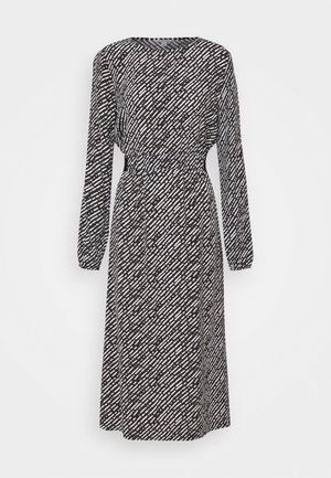 Robe à manches longues à motif noir et blanc avec un col rond et une taille élastique. Le tissu présente des dessins variés semblables à des coups de pinceau.
