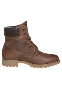 Botas de tornozelo em couro castanho com acabamento texturizado, gola acolchoada preta, atacadores e ilhós dourados. Sola em borracha com ranhuras para maior estabilidade.