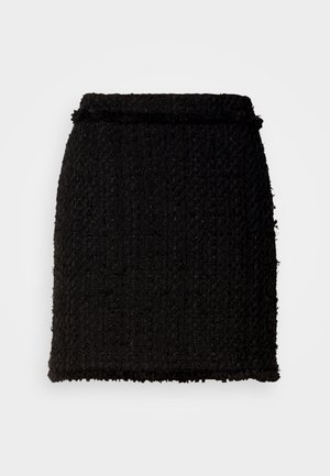 Juodas tweed sijonas su tekstūruota paviršių. Turintis tiesią kirpimą, aukštą juosmenį ir šiek tiek suplėšytą kraštą. Paprastas dizainas, be matomų detalių.