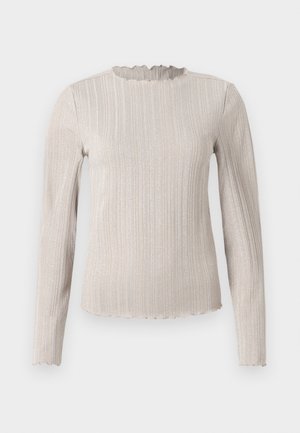 Haut à manches longues en beige clair avec une texture côtelée. Présente un décolleté festonné et un subtil éclat sur l'ensemble du tissu.