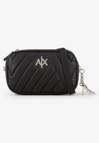 Melna quiltota plecu soma ar sudraba logo, rāvējslēdzēja aizdari un noņemamu ķēdes siksnu. Tam ir diagonālas šuves un gluda tekstūra.