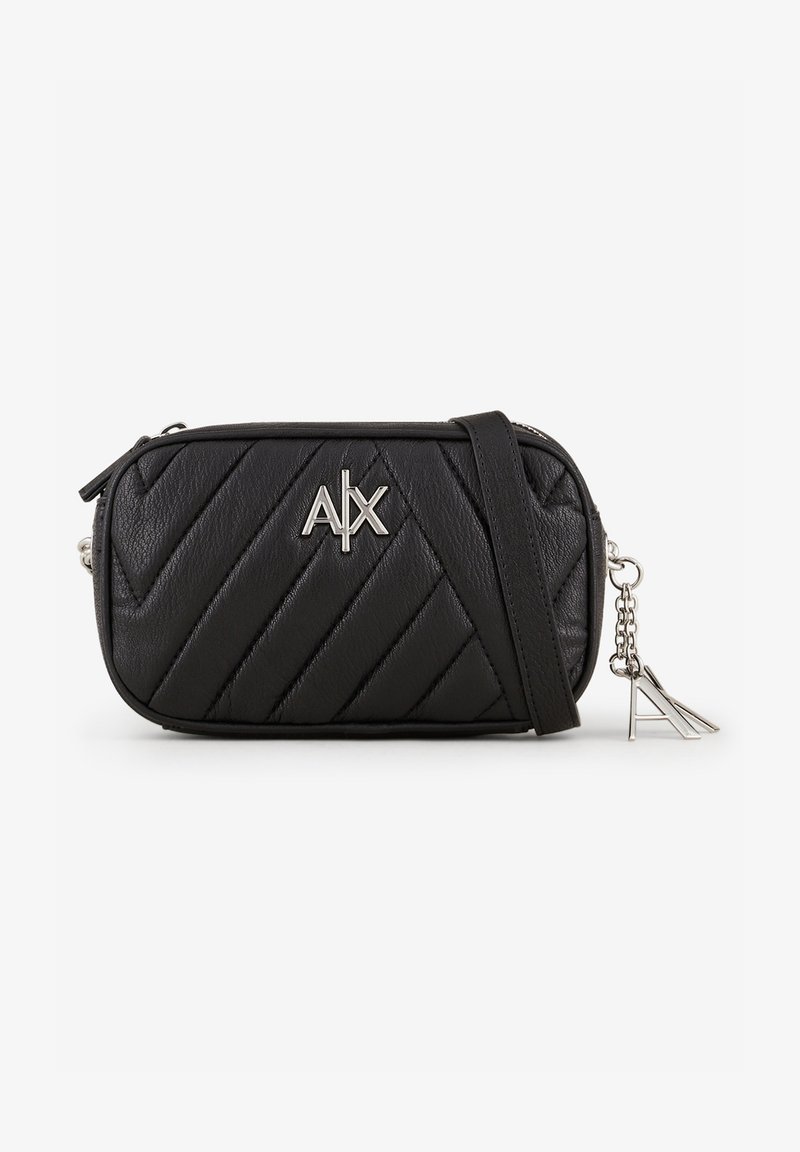 Melna quiltota plecu soma ar sudraba logo, rāvējslēdzēja aizdari un noņemamu ķēdes siksnu. Tam ir diagonālas šuves un gluda tekstūra.