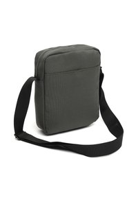 Graue Stoff-Schultertasche in rechteckiger Form, mit Reißverschluss und verstellbarem schwarzen Trageriemen. Glatte Textur ohne sichtbare Muster oder Metallteile.