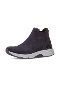 Stivaletto alla caviglia in suede blu scuro con pannelli elastici laterali. Presenta un accentuato nero testurizzato e una suola in gomma grigia a contrasto. Finitura liscia.