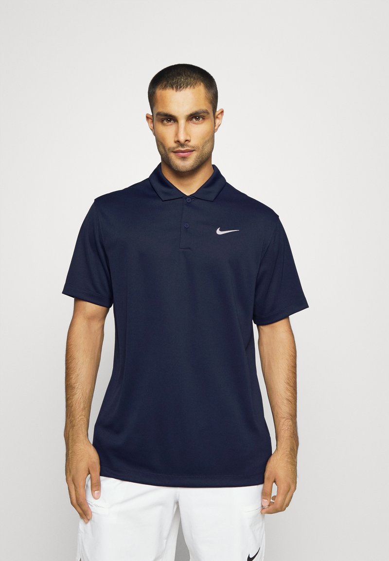 Schwarzes kurzärmliges Polohemd aus glattem Stoff, mit einem Drei-Knopf-Verschluss und einem kleinen weißen Nike-Logo auf der linken Brust.