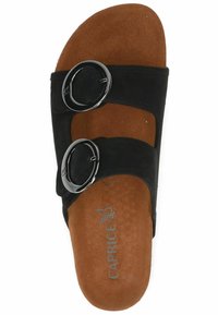 Černé semišové skládací sandály se dvěma širokými popruhy a kovovými kulatými sponami. Hnědá měkká stélka s jemným brandingem.