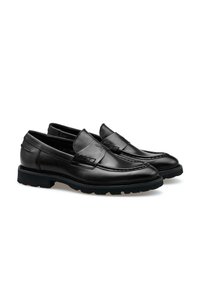 Zwarte lederen loafers met een gestructureerde band, zichtbare stiksels en een rubberen zool met een lichte verhoging. Gladde afwerking en klassiek ontwerp.