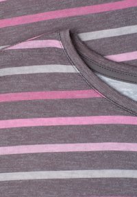 Primo piano di tessuto morbido a maglia con strisce orizzontali grigie, rosa e bianche, con scollo tondo.