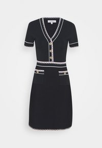Abito nero con maniche corte, scollatura a V, dettagli con bottoni dorati, con accenti a righe bianche e rosa e due tasche frontali.
