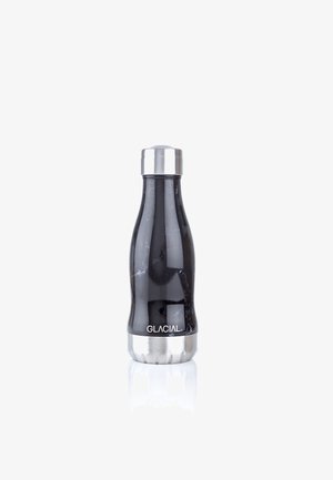Botella de agua aislada de acero inoxidable negro con tapa y base plateadas, con la marca "GLACIAL," sobre un fondo blanco.