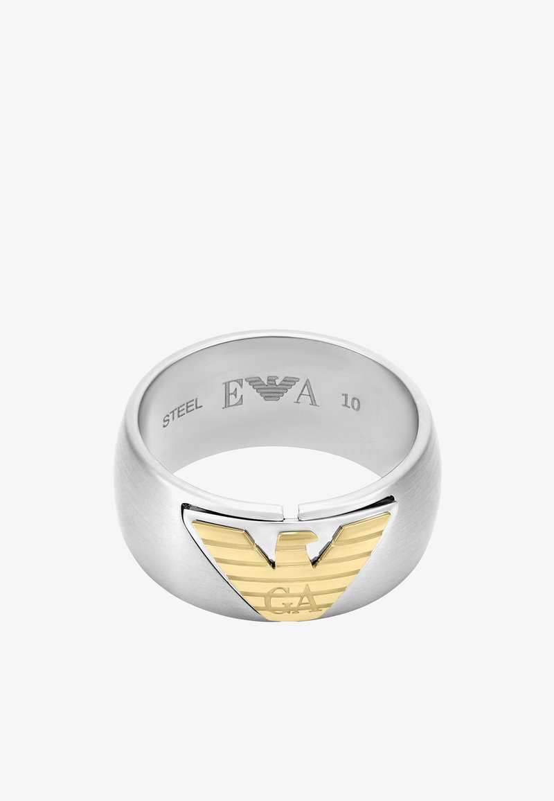 Bague en acier avec une finition argentée brossée, présentant un emblème en ton or poli avec des rayures horizontales. Logo gravé à l'intérieur.