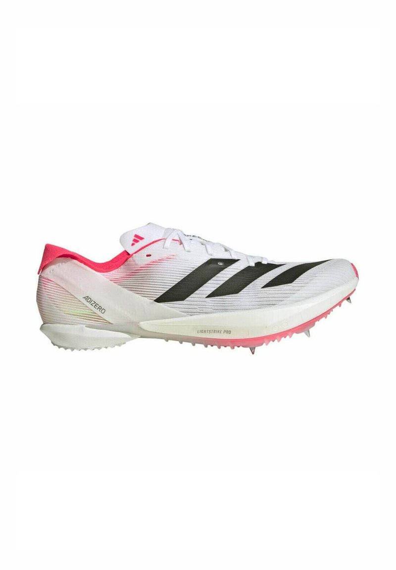 Witte sportschoen met zwarte strepen, roze hielaccent, lichtgewicht ontwerp, gestructureerd bovenmateriaal en spike-noppen op de zool voor grip.