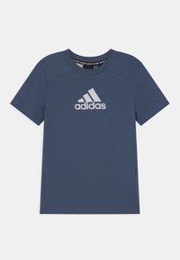 Tummansininen lyhythihainen Adidas-t-paita, jossa on pyöreä kaula-aukko ja valkoinen Adidas-logo keskellä rintaa.