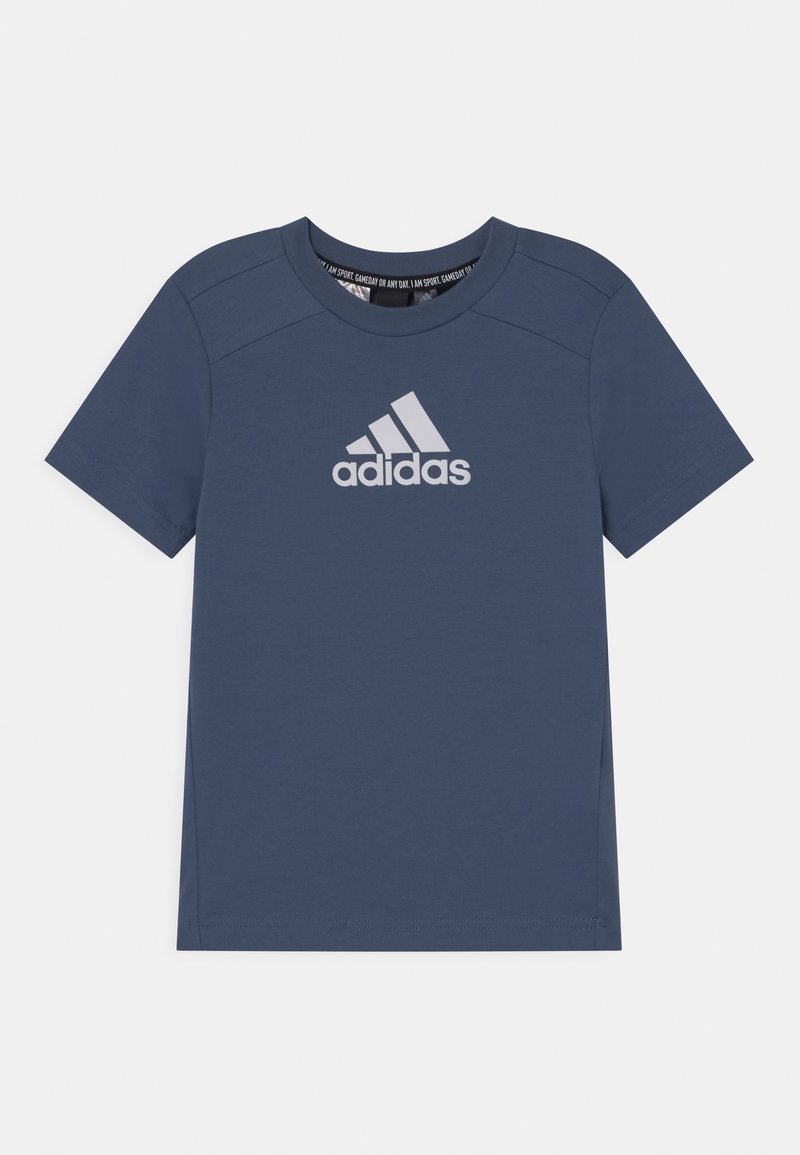 Tummansininen lyhythihainen Adidas-t-paita, jossa on pyöreä kaula-aukko ja valkoinen Adidas-logo keskellä rintaa.