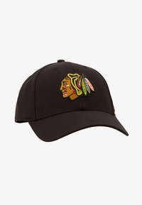 Gorra de béisbol negra con visera curva, que presenta un perfil bordado de un indígena americano con acentos de plumas coloridas.