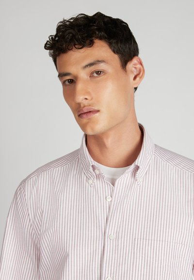 Camicia button-up a righe in rosa chiaro e bianco, con colletto a punta, taschino sul petto e tessuto di cotone liscio.