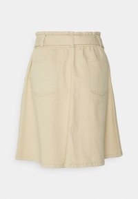 Falda de mezclilla beige con cintura elástica, dos bolsillos en la parte posterior, forma acampanada y dobladillo limpio.