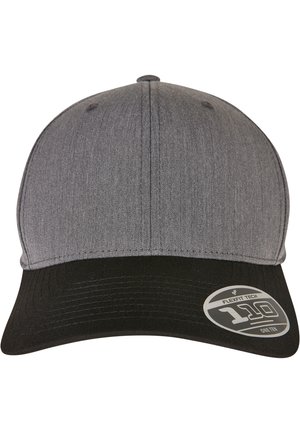 Hall hall cap, mille musta visor, struktureeritud disain ja ümmargune logo, millel on külgedel "FLEXFIT TECH 110". Omab õmmeldud detaile.