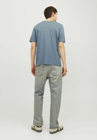 Jack & Jones LOGO RUNDHALS - Triko s potiskem - goblin blue