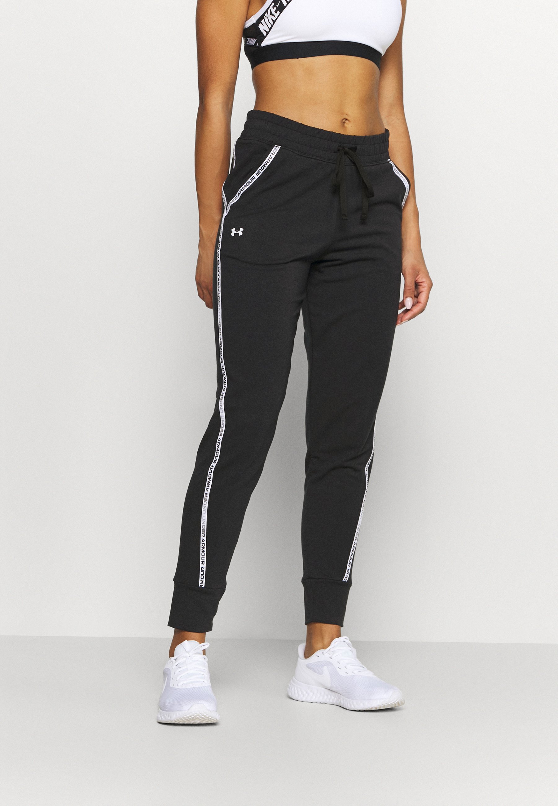 Under Armour RIVAL TAPED PANT - Pantalones deportivos - black/negro -  Zalando.es