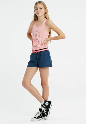 Canottiera rosa con stampa "THE SUN CLUB", abbinata a pantaloni corti blu navy con texture e scarpe alte nere con suola bianca e logo.