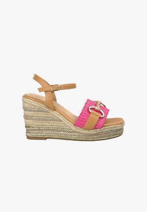 Sandale compensée avec une sangle de cheville en cuir tan, une bande tissée rose et une plateforme recouverte de jute avec des accents métalliques.