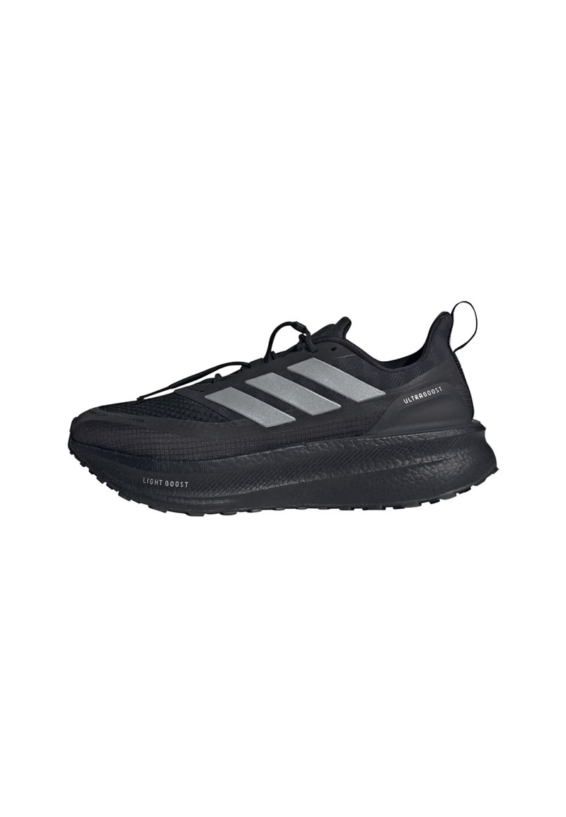 Sorte sportsko med en tekstureret mesh-overdel, tre sølvstriber og en tyk sort gummisål mærket "Light Boost" og "Ultraboost."