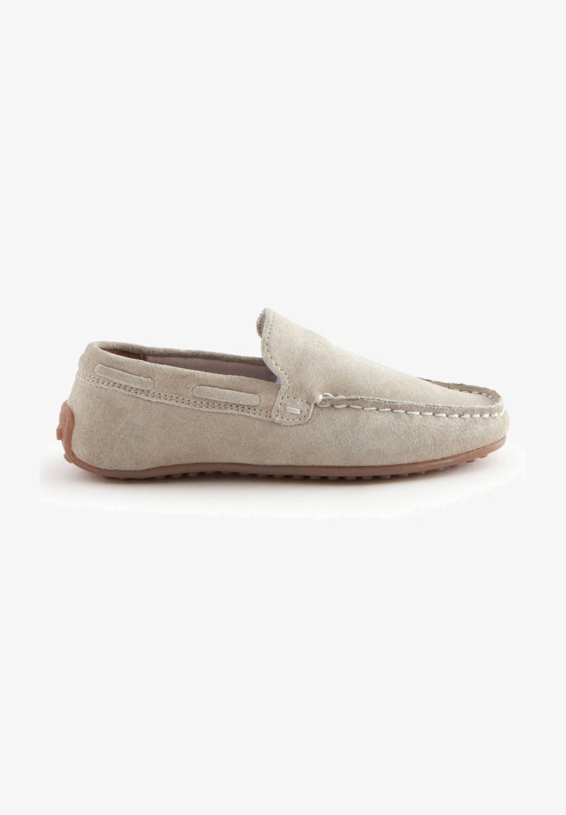 Mocassin en daim beige clair avec couture mocassin et semelle en caoutchouc, vue latérale sur fond blanc.