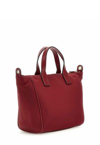 Rote Nylon-Handtasche mit doppelten Obergriffen, flachem Boden und kontrastierender schwarzer Einfassung. Verfügt über einen Reißverschluss und ein elegantes, minimalistisches Design.