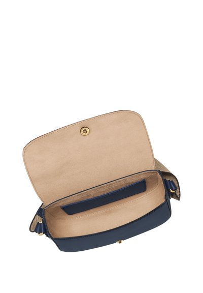 Umklappbare Tasche mit einem beige Wildleder-Innenraum und einem navy blauen Leder-Lederaußen, ausgestattet mit einem goldenen Druckknopfverschluss und einer Reißverschlusstasche zur Aufbewahrung.