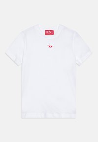 Weißes Baumwoll-T-Shirt mit kurzen Ärmeln, das ein kleines rotes, gesticktes Logo auf der Brust und ein rotes Etikett am Kragen aufweist.