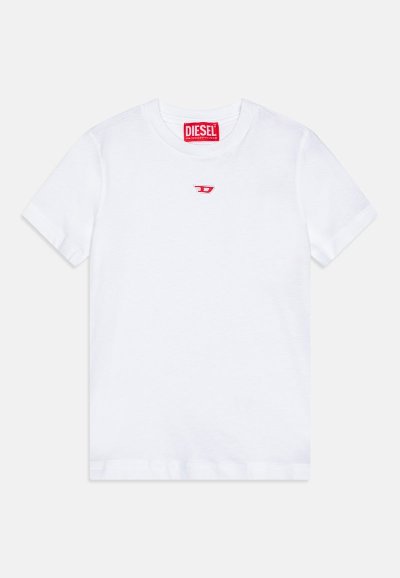 Weißes Baumwoll-T-Shirt mit kurzen Ärmeln, das ein kleines rotes, gesticktes Logo auf der Brust und ein rotes Etikett am Kragen aufweist.