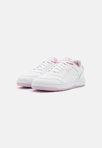 Zapatillas blancas con detalles en rosa, hechas de cuero, con perforaciones, cordones planos y una suela de goma con agarre texturizado.